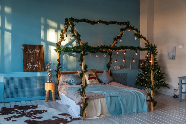 Loft avec décoration de Noël et le lit . — Photo