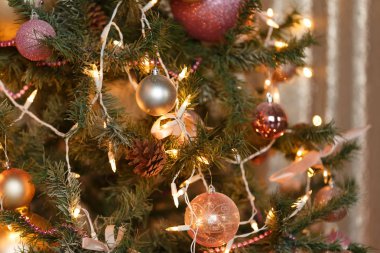 Parlak bir parıltıyla Noel ağacında asılı güzel renkli Noel süslemeleri