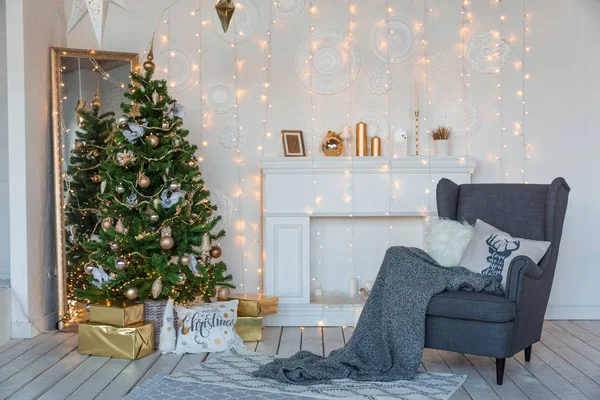 Chambre design moderne aux couleurs claires décorée avec sapin de Noël et éléments décoratifs — Photo