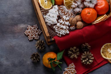 Gingerbread çerezleri, Kuru portakal, mandalina ve fındık Noel dekorasyonu, boşaltmak için
