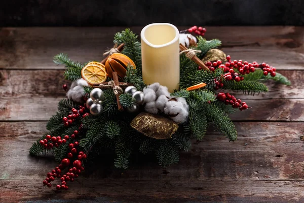 Weihnachtliches Dekor mit Kerze und Tanne. Ansicht mit Kopierraum — Stockfoto