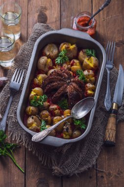 Fırında patates, domates sosu ve şarap ile Izgara ahtapot