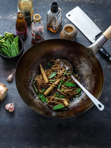 Fideos con proceso de preparación de carne de vacuno, fondo oscuro — Foto de Stock