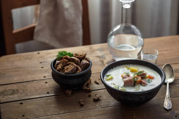 Miski z lohikeitto zupa łosoś, dania kuchni fińskiej — Zdjęcie stockowe