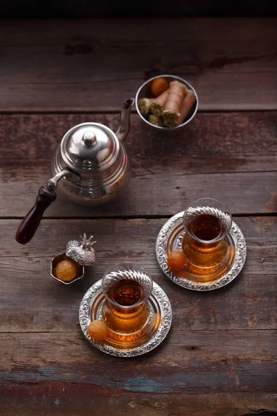 Traditional Turkish tea with oriental sweets, rustic copy space. — Stock Photo, Image