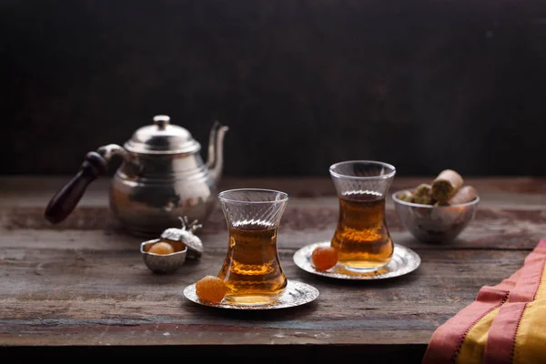 Thé turc traditionnel avec des bonbons orientaux, espace de copie rustique . — Photo
