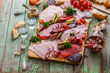 Charcuterie kurulu füme et ve sosis ile. Üstten görünüm.