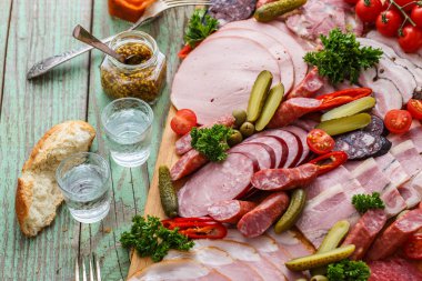 Charcuterie kurulu füme et ve sosis ile. Üstten görünüm.