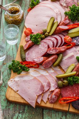 Charcuterie kurulu füme et ve sosis ile. Üstten görünüm.
