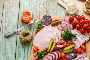 Charcuterie kurulu füme et ve sosis ile. Üstten görünüm.