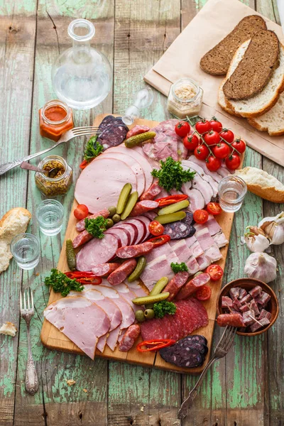 Wurstplatte mit Würstchen und Räucherfleisch. Ansicht von oben. — Stockfoto