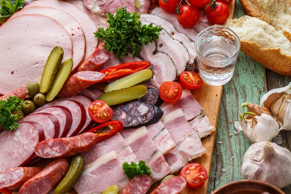 Vorspeisen-Set mit Fleisch und Brot, Blick aus der Nähe — Stockfoto