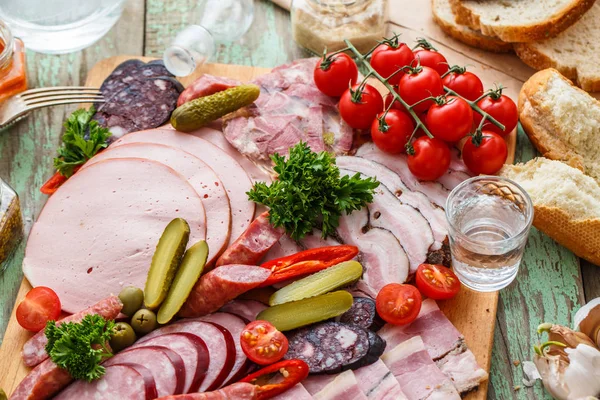 Vorspeisen-Set mit Fleisch und Brot, Blick aus der Nähe — Stockfoto