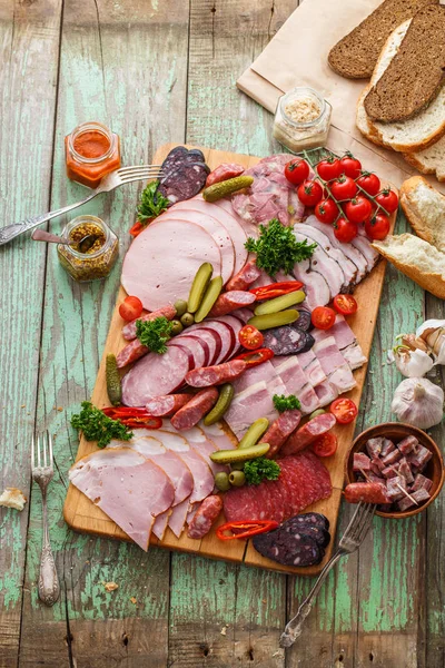 Vorspeisen mit Pökelfleisch, Räucherfleisch und Würstchen — Stockfoto