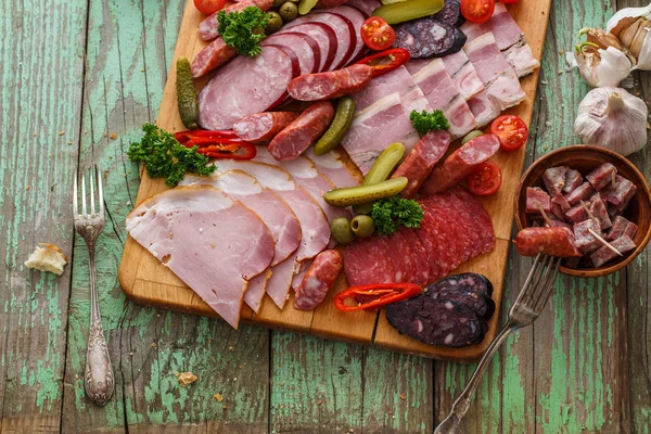 Wurstplatte mit Würstchen und Räucherfleisch. Ansicht von oben. — Stockfoto