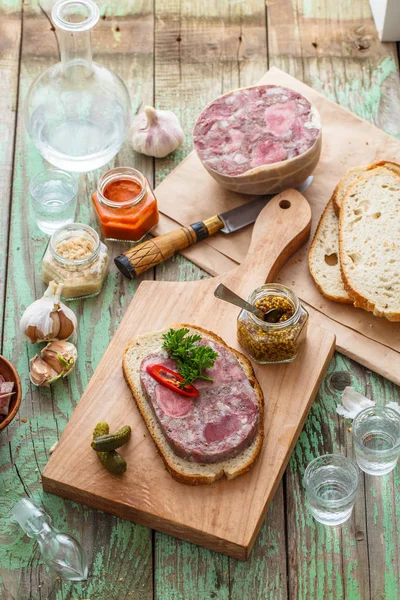 Sandwich con queso en una tabla de cortar, vista superior — Foto de Stock