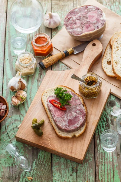 Sandwich mit Kopfkäse auf Schneidebrett, Draufsicht — Stockfoto