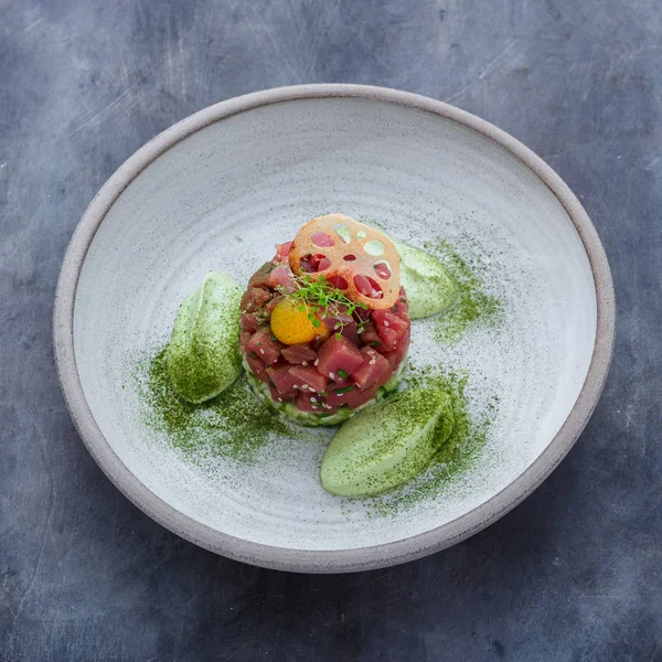 Tartar de atún fresco con lima, salsa de aguacate y yema, plato de restaurante — Foto de Stock