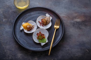 Bir plaka restoran yemek kopya alanı üzerinde kızarmış tarağı üstten görünüm