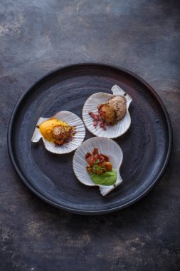 Kabak ve kar bezelye ve kestane ile ızgara tarak shell