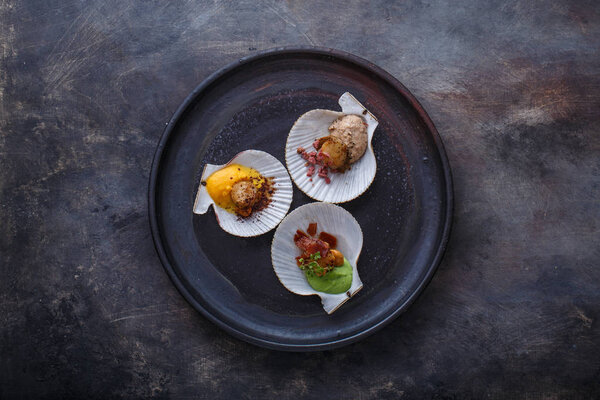 Вид сверху на жареные паштеты на тарелке, пространство для копирования ресторанного блюда
