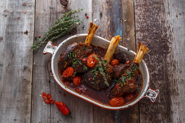 Lammlägg bräserad i tomatsås, ovanifrån — Stockfoto