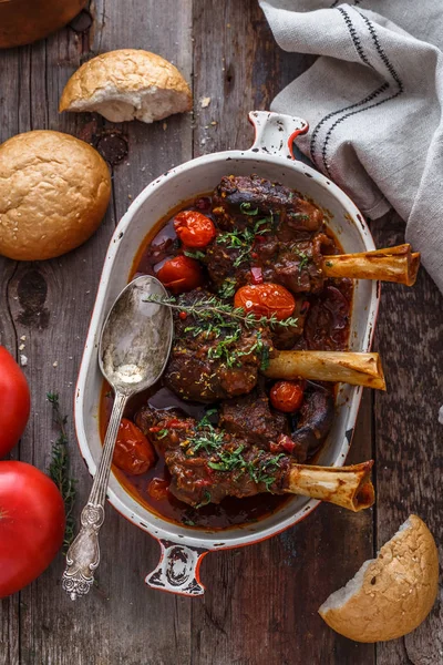 Турецкая кухня тушеный ягненок в томатном соусе со специями и травами — стоковое фото