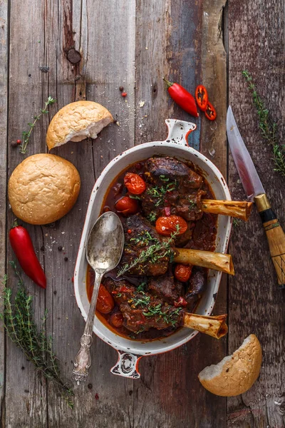 Тушеная баранина голени турецкая кухня, вид сверху деревенский стиль — стоковое фото
