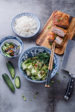 Çin mutfağı Çin lahanası ve gevrek domuz yağı tavada kızartılmış