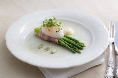 Bir plaka üzerinde yeşil kuşkonmaz ile Onsen tamago