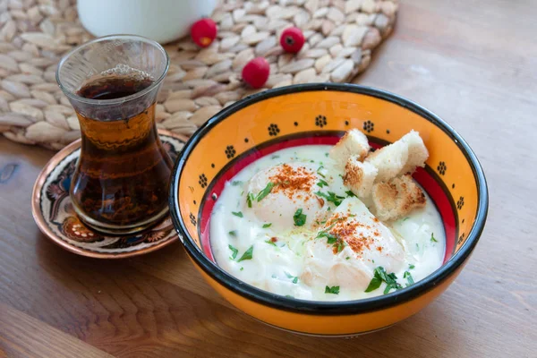 CİLBİR, haşlanmış yumurta yoğurt ile baharatlı tereyağı ve otlar, Türk mutfağı — Stok fotoğraf