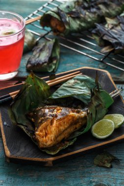 Varak kireç ve baharatlı sos, Malezya mutfağı ile ızgara stingray kanat veya sambal stingray