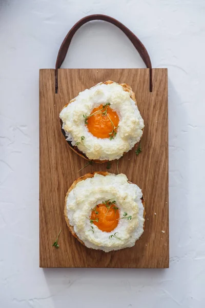 Французский завтрак с орсини яйца на деревянном фоне, плоская отложить — стоковое фото