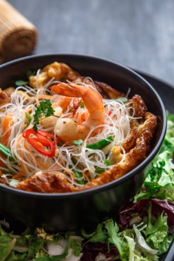 Asya salata karides ve sebze closeup ile Pirinç Noodle ile.