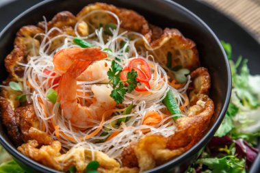 Asya omlet, erişte ve karides salatası