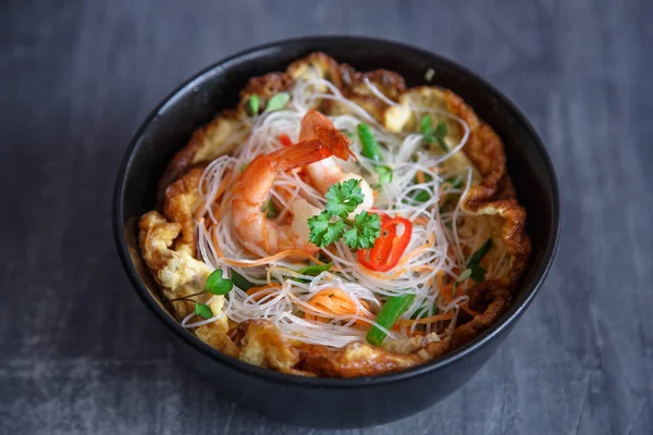 Ensalada asiática con fideos de arroz con camarones y verduras de cerca . —  Fotos de Stock