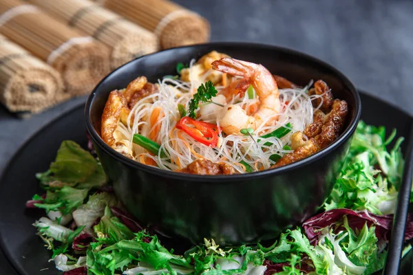 Ensalada asiática con fideos de arroz con camarones y verduras de cerca . —  Fotos de Stock