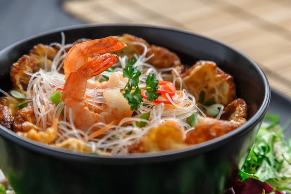 Ensalada asiática con fideos de arroz con camarones y verduras de cerca . —  Fotos de Stock