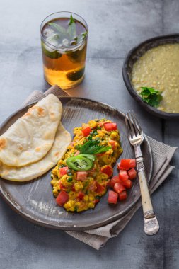 Akoori parsi tarzı omlet paratha ile