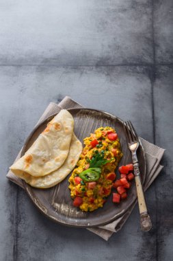 Hint tarzı yumurta Akuri paratha, dahl ve buz çay, kopya alanı ile karıştırılmış