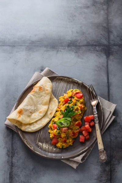 Hint tarzı yumurta Akuri paratha, dahl ve buz çay, kopya alanı ile karıştırılmış