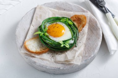 Sahanda yumurta ve yeşil fasulye kahvaltı