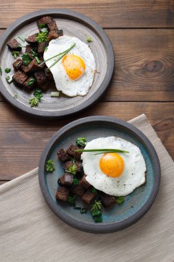 Kepekli tost kruton, kızarmış yumurta en iyi görünüm, kopya alanı