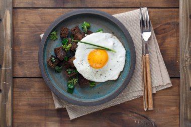 Güneşli tarafı kızarmış yumurta kruton ve otlar, görünümü Kapat
