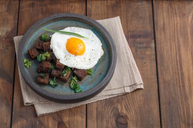 Kepekli tost kruton, kızarmış yumurta en iyi görünüm, kopya alanı