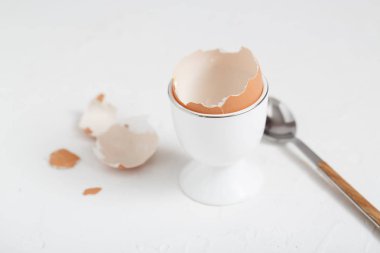 Örneğin boş kabuk veya beyaz arka plan üzerinde örneğin yenmiş. kopya alanı.