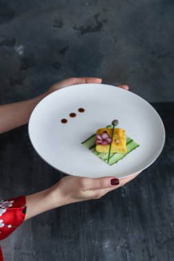 Bir tabak tamagoyaki, kopya alanı ile kadın el ele tutuşur