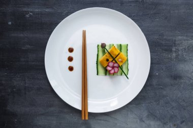 Tamagoyaki bir tabak, üstten görünüm taş arka plan, kopya alanı