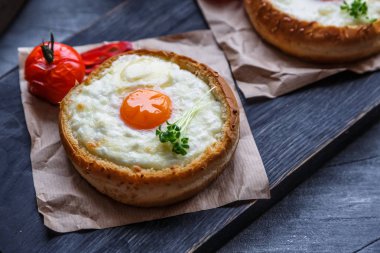 Eritilmiş peynir ve sarısı, karanlık fotoğraf ile buns