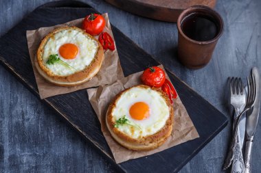 Eritilmiş peynir ve sarısı, karanlık fotoğraf ile buns
